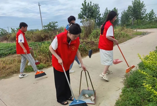 共青团淮滨县委组织青年志愿者到芦集乡开展人居环境整治行动