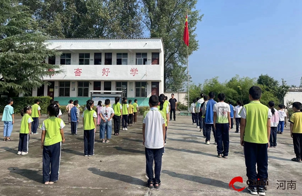 ​西平县师灵白庙小学开展应急疏散安全演练活动