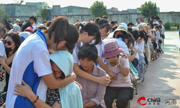 ​西平县师灵中学举行“让人生充满爱”大型感恩励志报告会