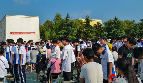 ​西平县师灵中学举行“让人生充满爱”大型感恩励志报告会