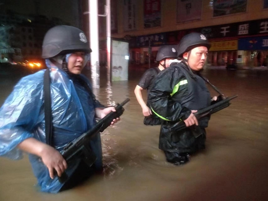 危难时刻显担当 信阳市邮政押运公司强降雨中开展应急收款工作
