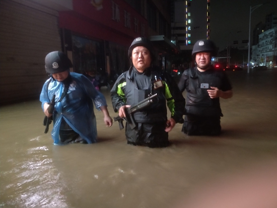危难时刻显担当 信阳市邮政押运公司强降雨中开展应急收款工作