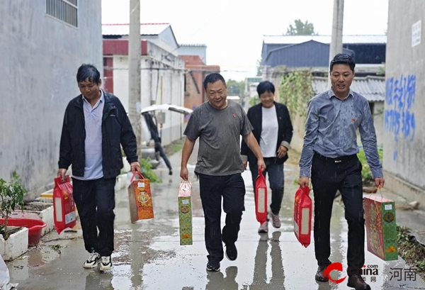 ​西平县专探乡水泉汪村开展慰问老党员和百岁老人活动