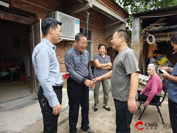 ​西平县专探乡水泉汪村开展慰问老党员和百岁老人活动