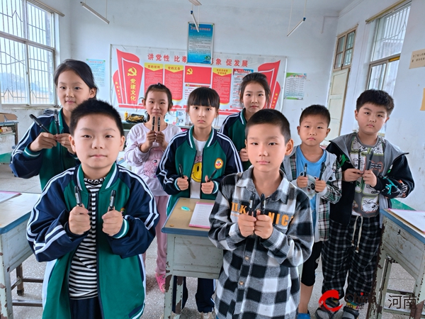 ?西平縣專探汪寨小學家長為學校愛心捐贈學習用品