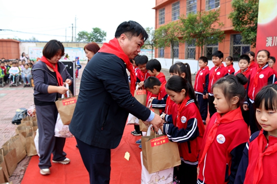情暖中秋 爱在国庆 潢川县广泛开展关爱留守儿童活动