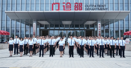 ​信阳市中心医院举行爱国主义主题教育迎国庆升旗仪式