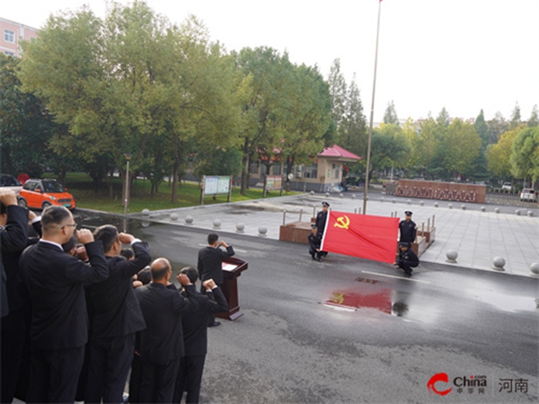 ​红旗飘扬 法徽闪耀∣西平县人民法院举行升国旗仪式