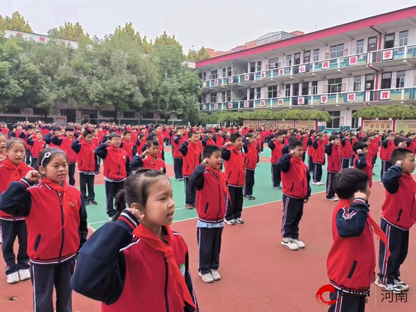 ​西平县第三小学举行“牢记使命 永远跟党走”新队员入队仪式