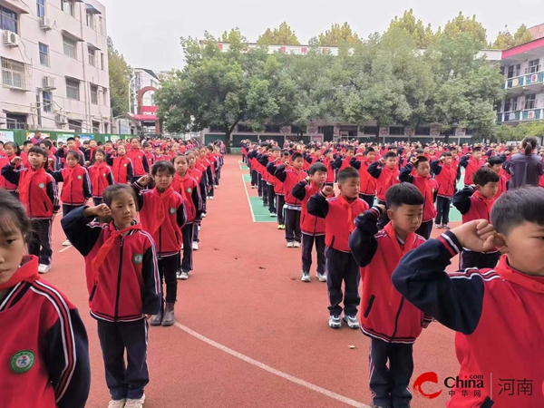 ​西平县第三小学举行“牢记使命 永远跟党走”新队员入队仪式