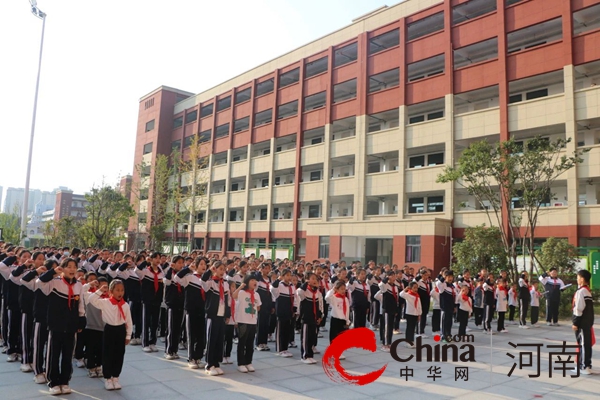 驻马店市第十二初级中学举行“庆祝中国少年先锋队建队74周年暨新队员入队仪式”