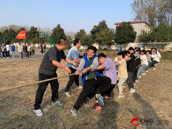 ​力拔山河 “绳”采飞扬——西平县专探中学举行拔河比赛