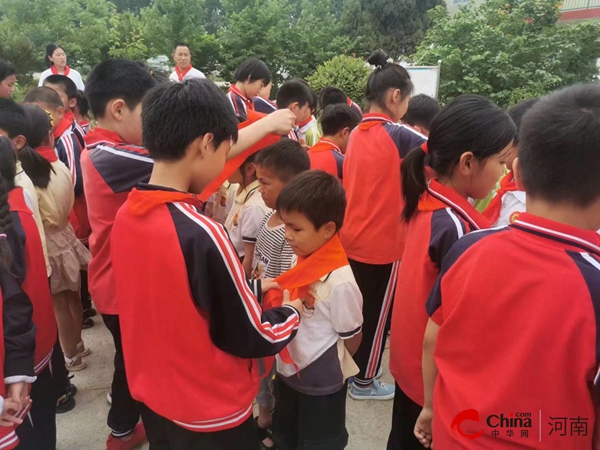 ​西平县二铺小学组织开展少先队入队活动