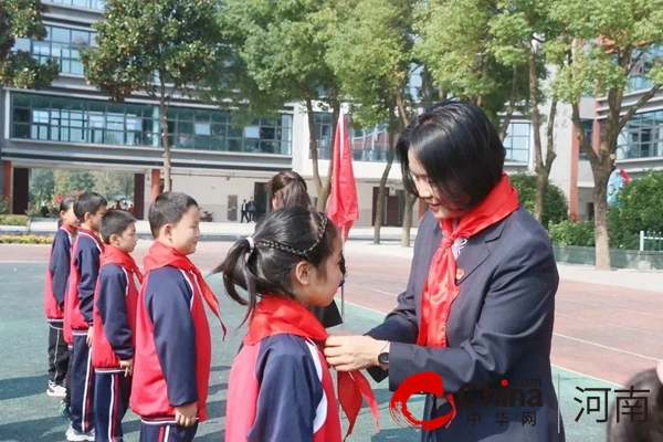 “红领巾心向党 争做新时代好队员”——驻马店市第二十一小学举行建队日主题活动