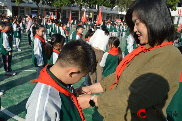 ​西平县实验小学隆重举行2023年“红领巾奖章”一星章颁章仪式