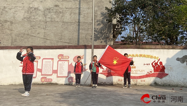 ​西平县盆尧盆东小学举行“红领巾心向党”少先队建队日活动