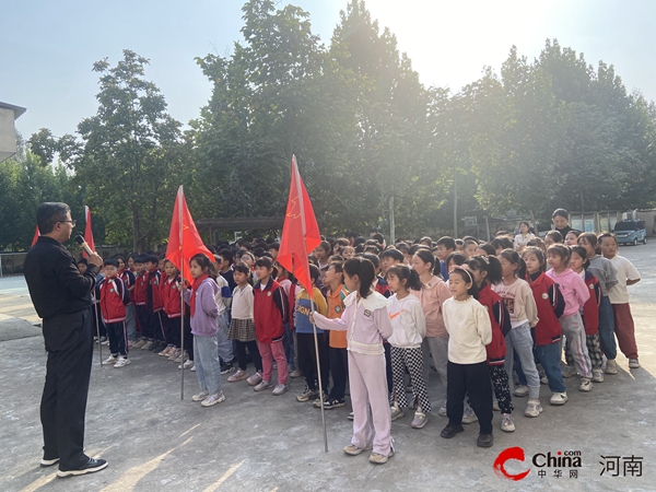​西平县盆尧盆东小学举行“红领巾心向党”少先队建队日活动