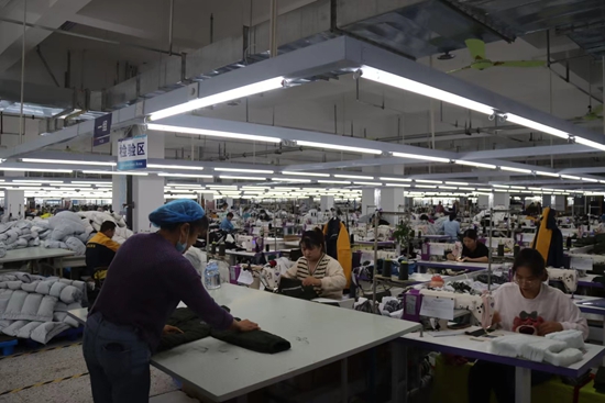 固始县：纺织服装产业前景好 家门口就业渐成趋势