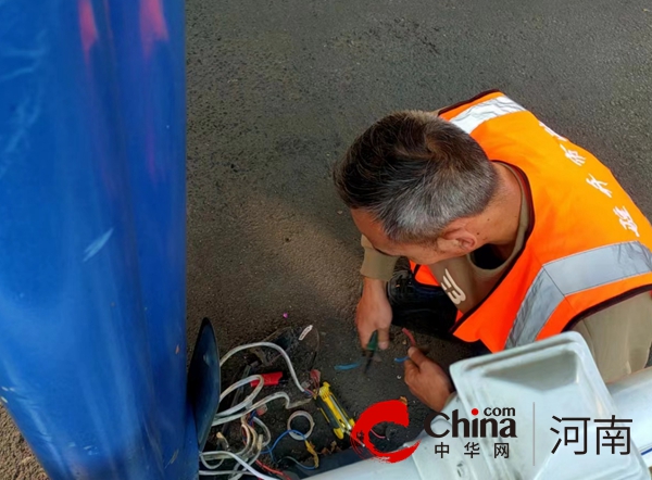 驻马店开发区城市管理局：抢修景观灯 为市民出行保驾护航