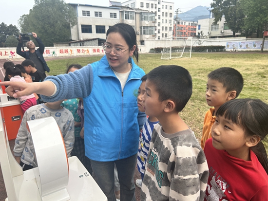 ​信阳市科普大篷车走进新县校园