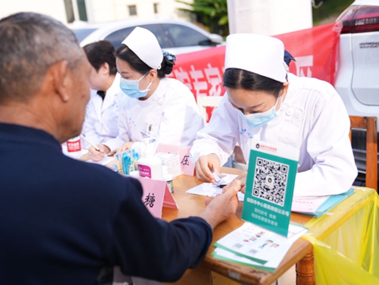​信阳市中心医院开展“守护健康 服务群众”专家义诊进社区活动