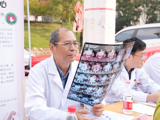 ​信阳市中心医院开展“守护健康 服务群众”专家义诊进社区活动