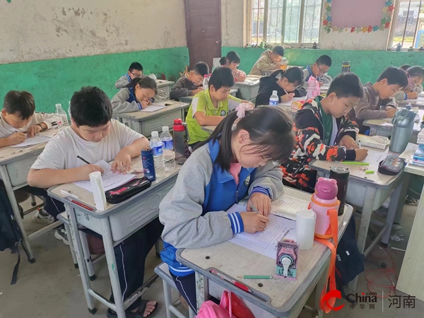 西平县师灵白庙小学举行汉字书写比赛活动