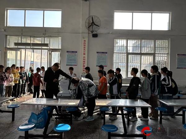 ​西平县专探小学组织全体学生进行视力检测