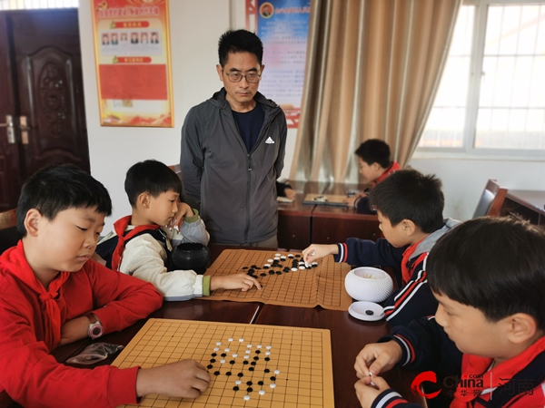 ​乐在“棋”中——西平县柏城杨庄小学举行象棋、围棋比赛