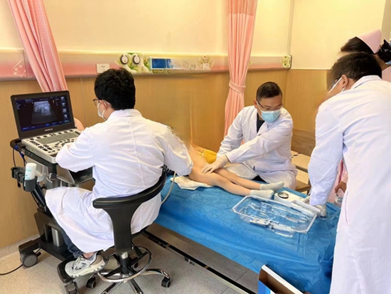 ​信阳市中心医院完成一例超声引导下小儿肠套叠水压灌肠复位术