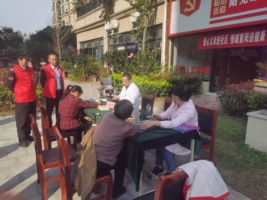 唐河县临港街道开展重阳节义诊活动|每日播报