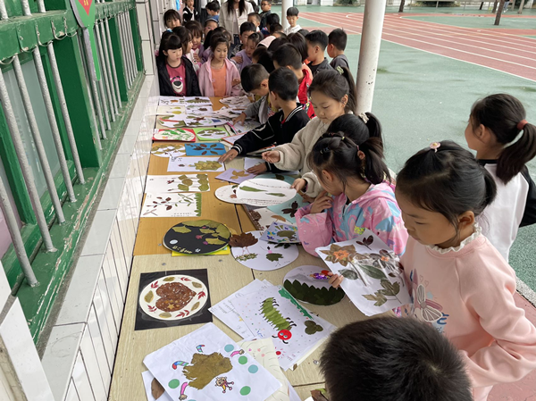 邓州市城区第一小学举办“树叶拼图” 展评活动