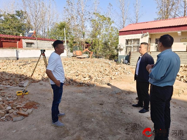 ​西平县专探乡主要领导到谢庄检查村室改造前准备工作