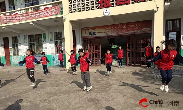 西平县盆尧陈老庄小学举行秋季跳绳比赛