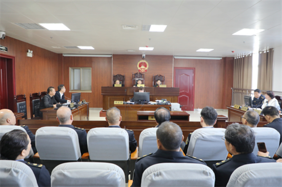 新野县法院邀请行政执法人员旁听行政案件庭审