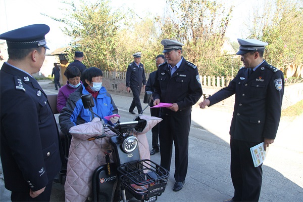 商丘市公安局交警支队领导参加永城市集中开展“美丽乡村行”进村入户宣传活动启动仪式