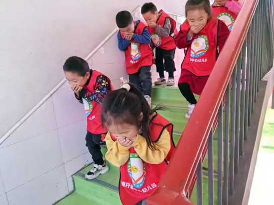 ​消防记心上  安全护成长 罗山县楠杆镇中心幼儿园开展消防安全教育活动.