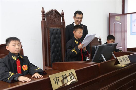 淅川法院：模拟法庭亲体验 摇身一变“大法官”