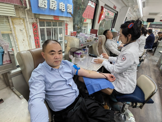 ​罗山县楠杆镇组织机关干部参与无偿献血活动