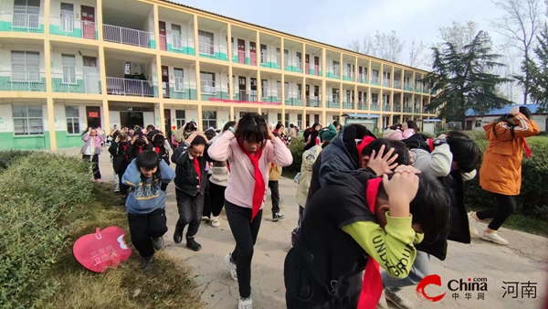 ​西平县人和三和小学开展防震疏散应急演练