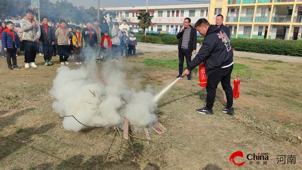 ​西平县人和三和小学开展消防灭火演练活动