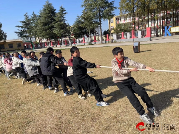西平县焦庄小学举行拔河比赛