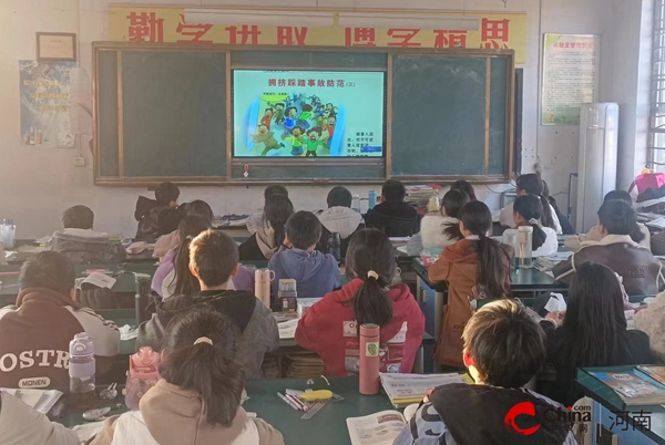 ​西平县重渠小学开展“楼梯安全 牢记心间”主题教育活动