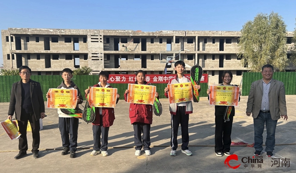 西平县金刚初级中学举行拔河比赛
