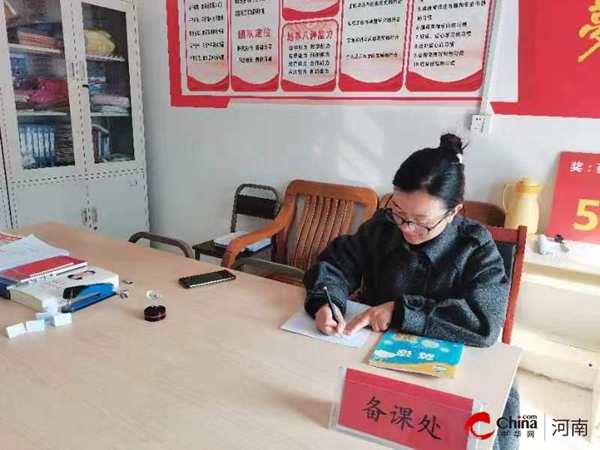 ​西平县蔡寨中心校进行中高级职称评审模拟答辩活动