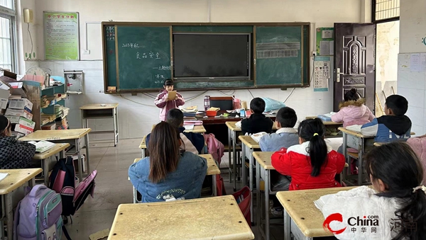 ​西平县权寨老温小学举行食品安全进课堂活动