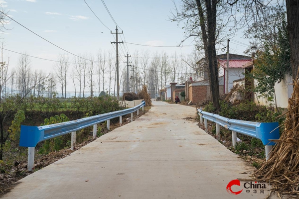 ​西平县农路所：农村公路护栏“护”好乡村振兴之路