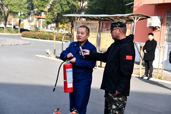 ​潢川县教体系统举行11月份“全市安全日”消防疏散应急演练活动