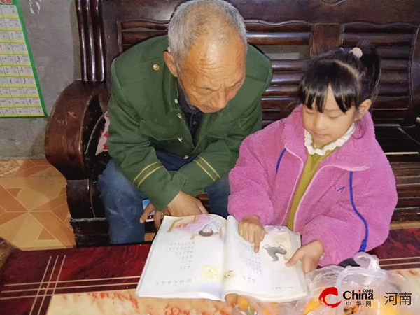 ​西平县重渠南徐小学开展“和大人一起读”阅读活动