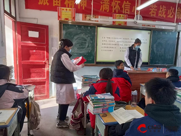 快看点丨​西平县蔡寨中学开展“12.1艾滋病日”宣传活动